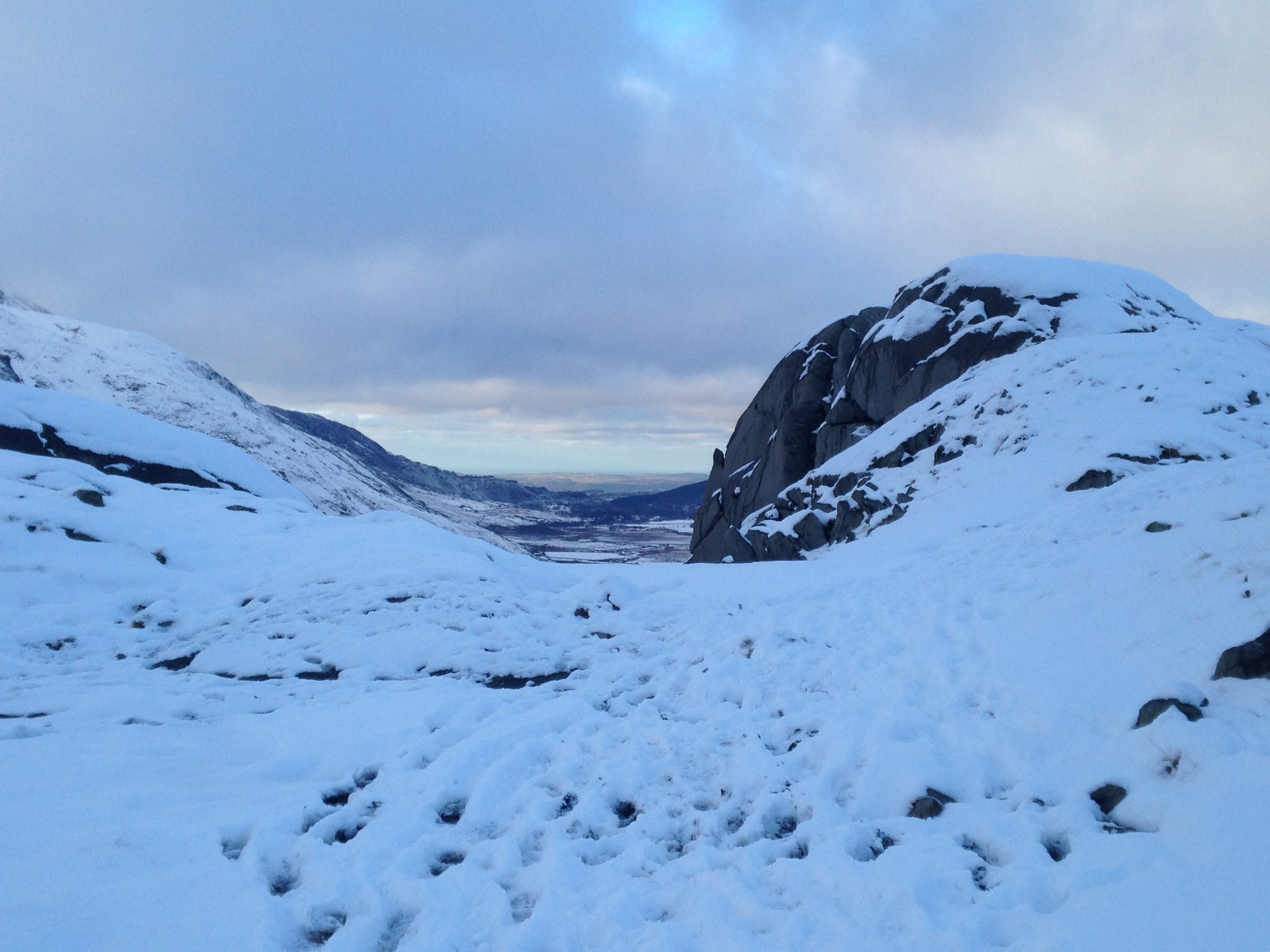 A final look east, over Nant Ffrancon and to Ynys Mon in the distance.
