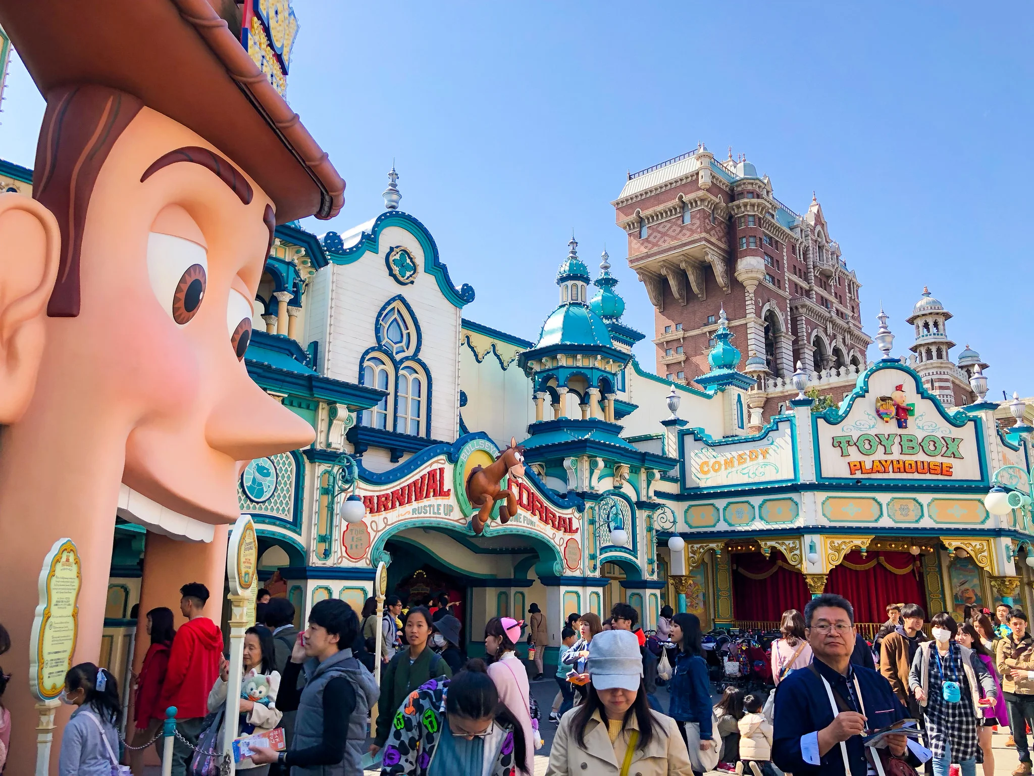 can you visit tokyo disneyland and disneysea in one day