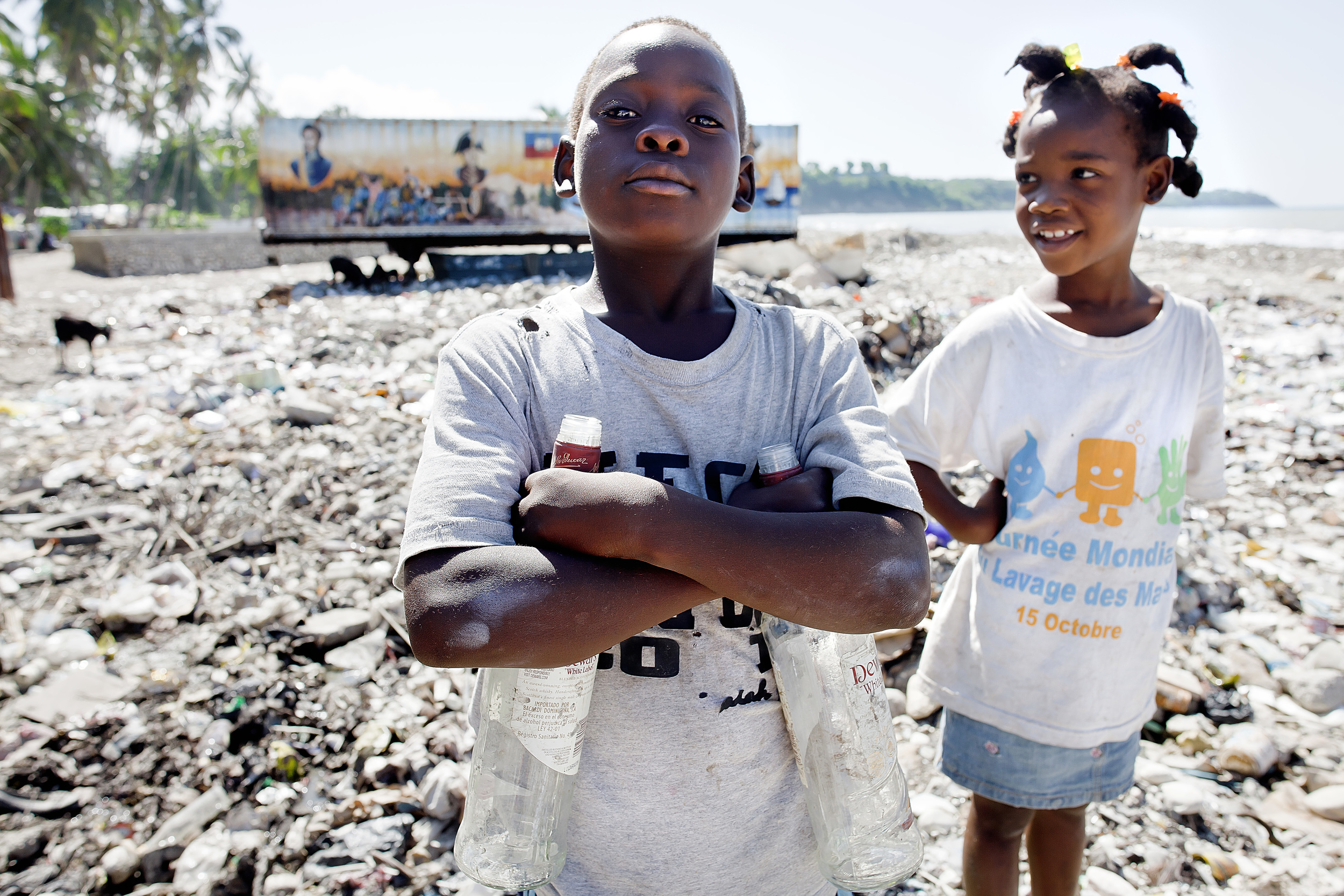 Children cleaning Jacmel's coast
