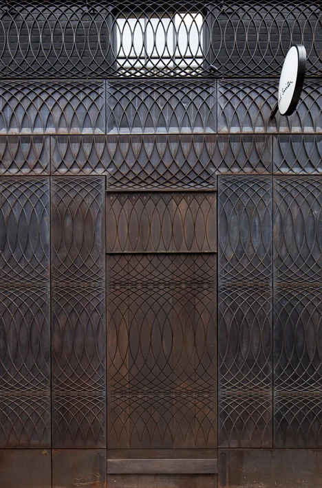 Paul-Smith-Albemarle-Street-store-facade-by-6a-Architects_5.jpg