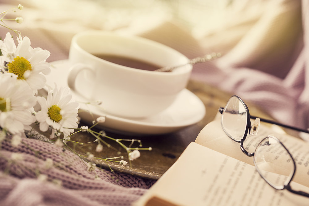Coffee, daisies and a book to read. A beautiful combination, don't you think?