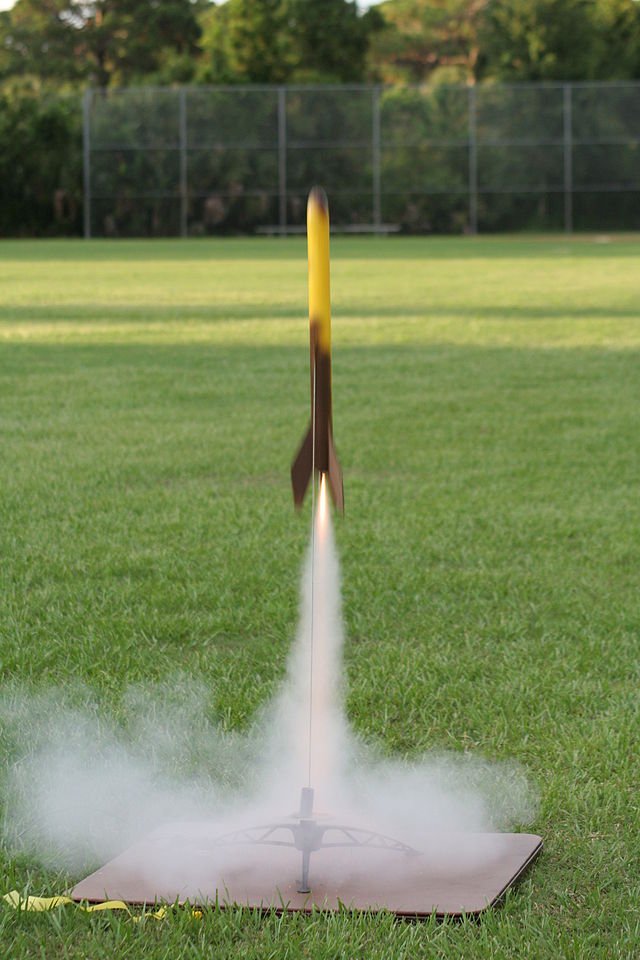 640px-Model_rocket_launch_2_(Starwiz).jpg