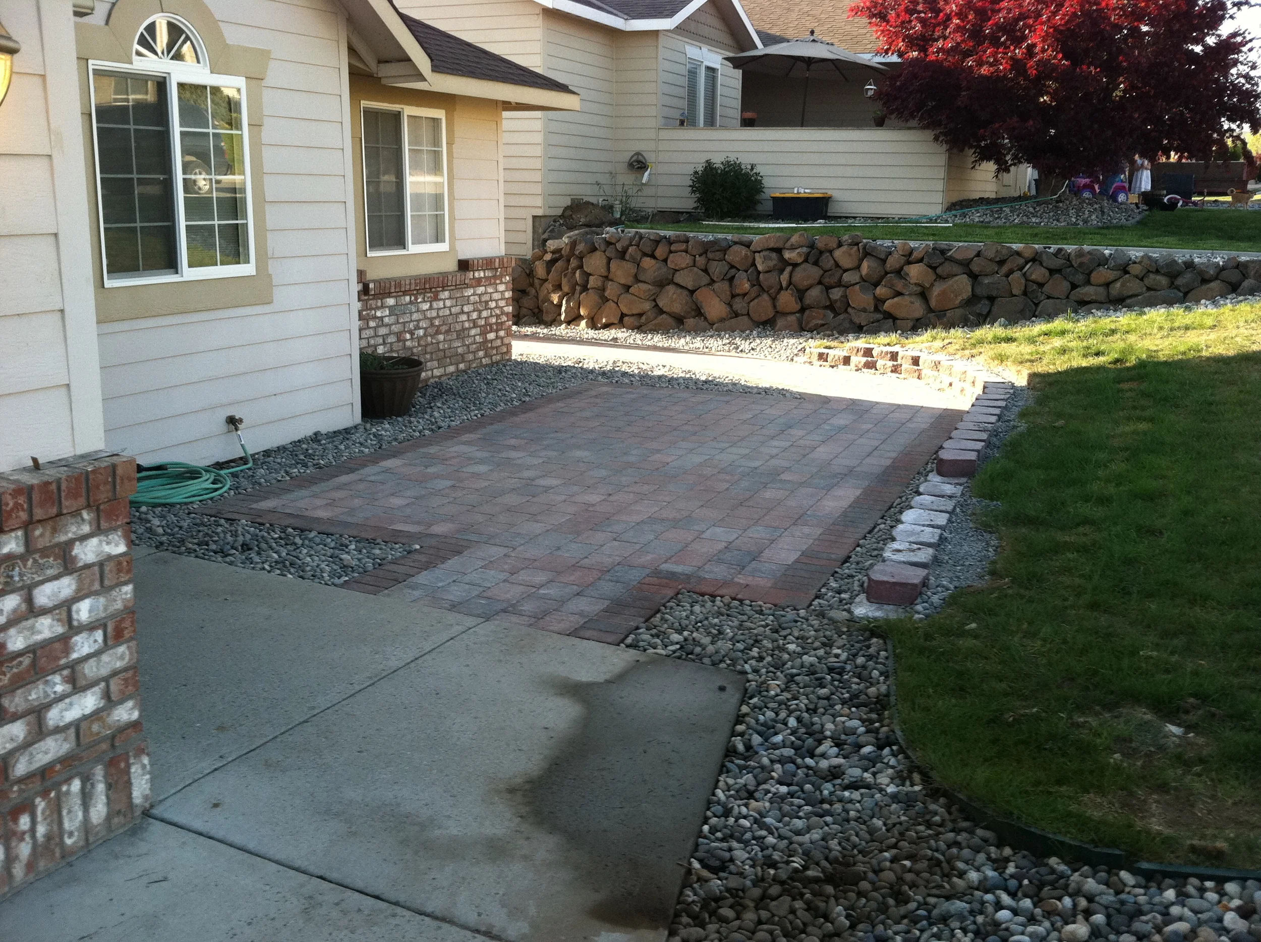 East Wenatchee paver pad with border
