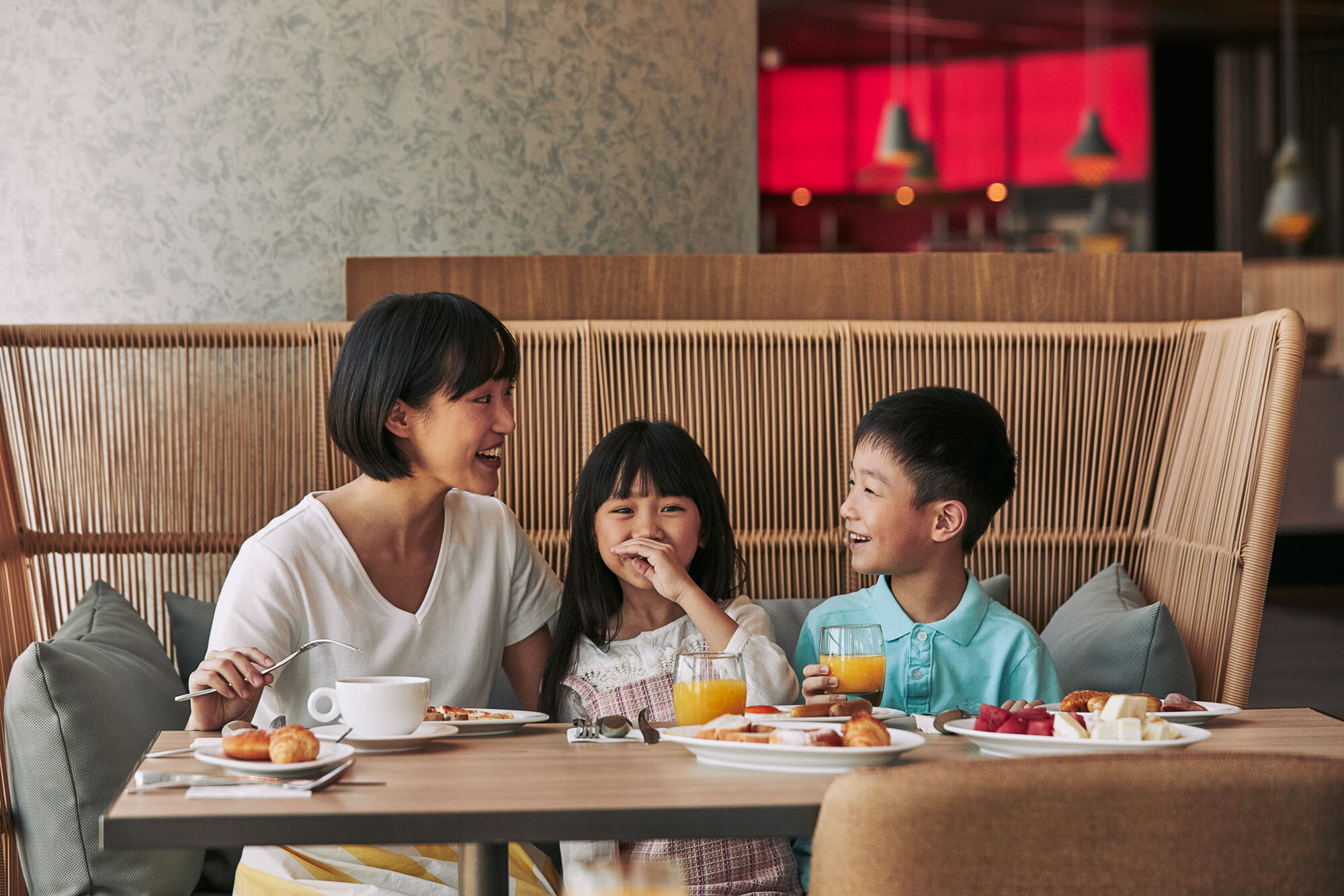 World-of-Hyatt-Leisure-Travelers-Family-Dining-Mom-and-Children.jpg