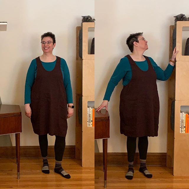 Such a gloomy morning that you can&rsquo;t see what awesome pockets my #yorkpinafore has!

Thanks @helens__closet for a great fitting guide for this pinafore. It&rsquo;s a winter favorite in a chocolate brown rayon-linen-spandex and fleece tights. Th