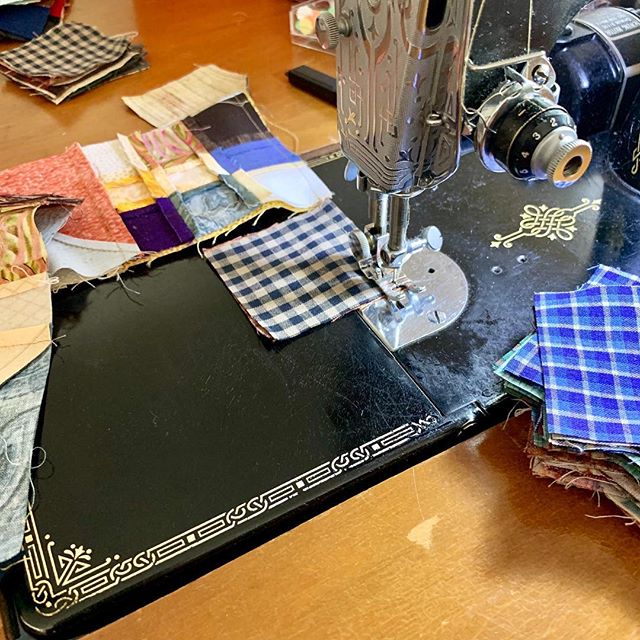 First time using &quot;leaders and enders&quot; &mdash; and not by choice. The thread tails kept springing out of my new presser foot, so it was actually faster to sew 2x as many pieces together. (Image: black Singer Featherweight with a stack of 2.5