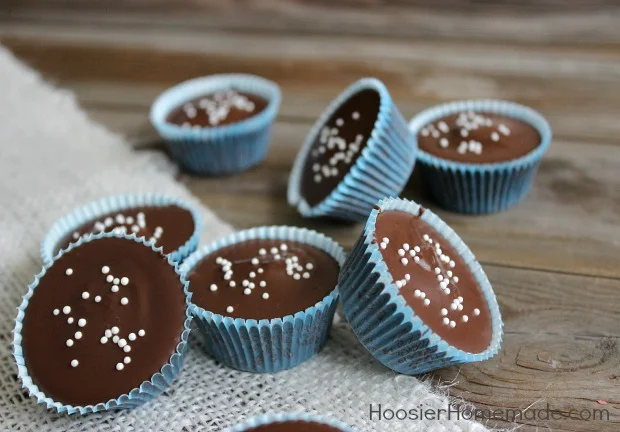 Make these cute little chocolate cups together from scratch!