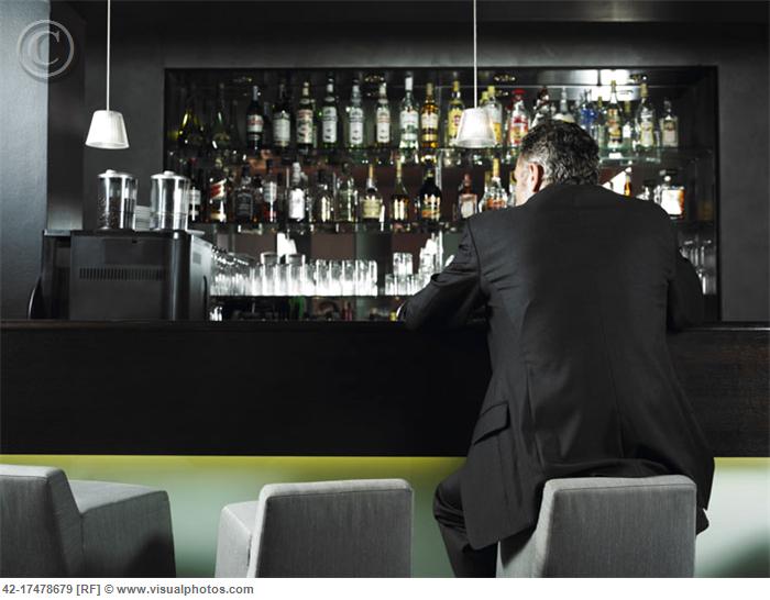 Man_Alone_at_Bar_42-17478679.jpg