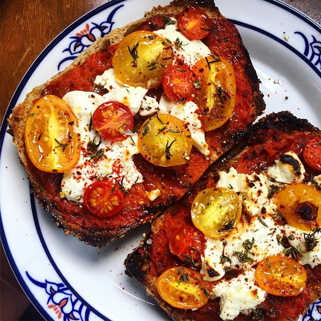 The Pizza Toast life chose me. Featuring @phillybreadco everything muffin @bloomingglenfarm and @plowsharefarms tomatoes @shellbarkhollowfarm #2 goat ch&egrave;vre #thankyouforfeedingme #iloveworkingmarket #farmersmarketsnack #eclectikdomestic