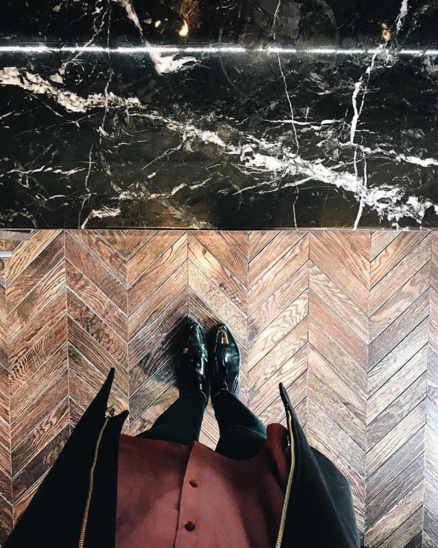 When the floors and countertops are just too good! ⚡️#veronicavalenciahome #thedesignhunters
