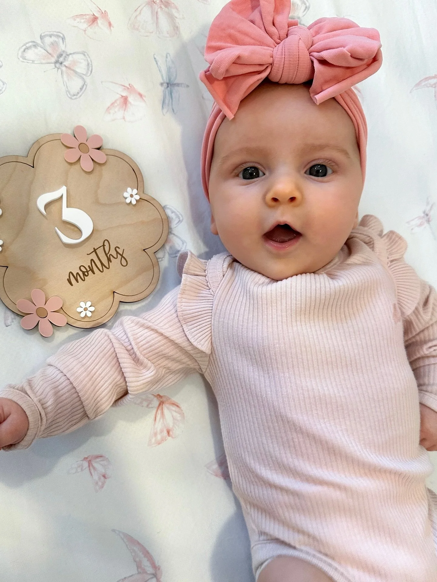 Our little happy girl is 3 months old today!! Always smiling, so curious about the world (especially her non stop big brother) and an expert in cuteness. Time is going really fast this time around 😭💕 #threemonthsold #3monthsold #babygirl