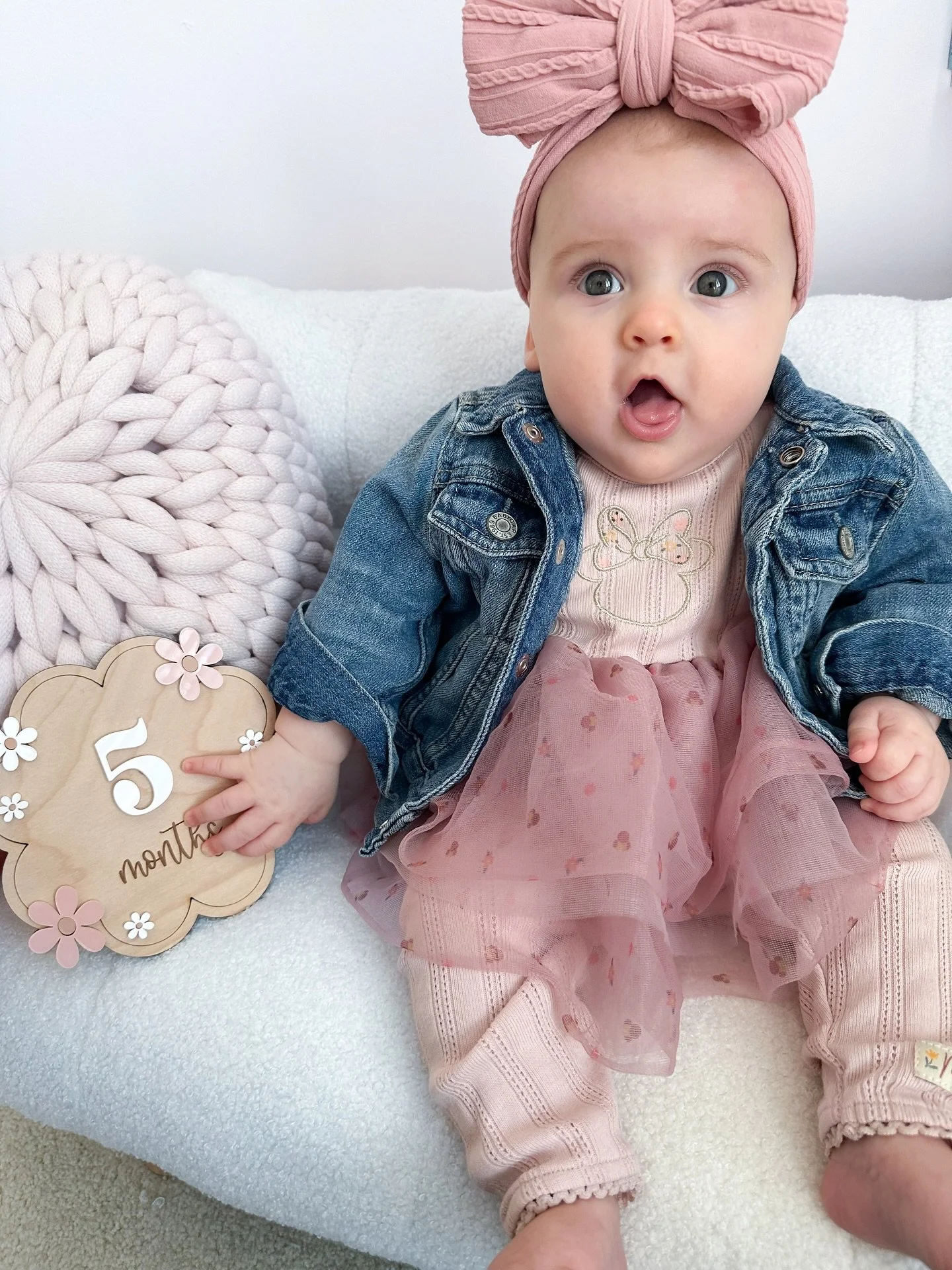 5 MONTHS!!? I can&rsquo;t get over how fast this is going this time around! Swipe to see Jude at 6 months in the same #denimjacket 😍 
Chloe is officially belly laughing (mostly at Jude) and just loving the world! 💕