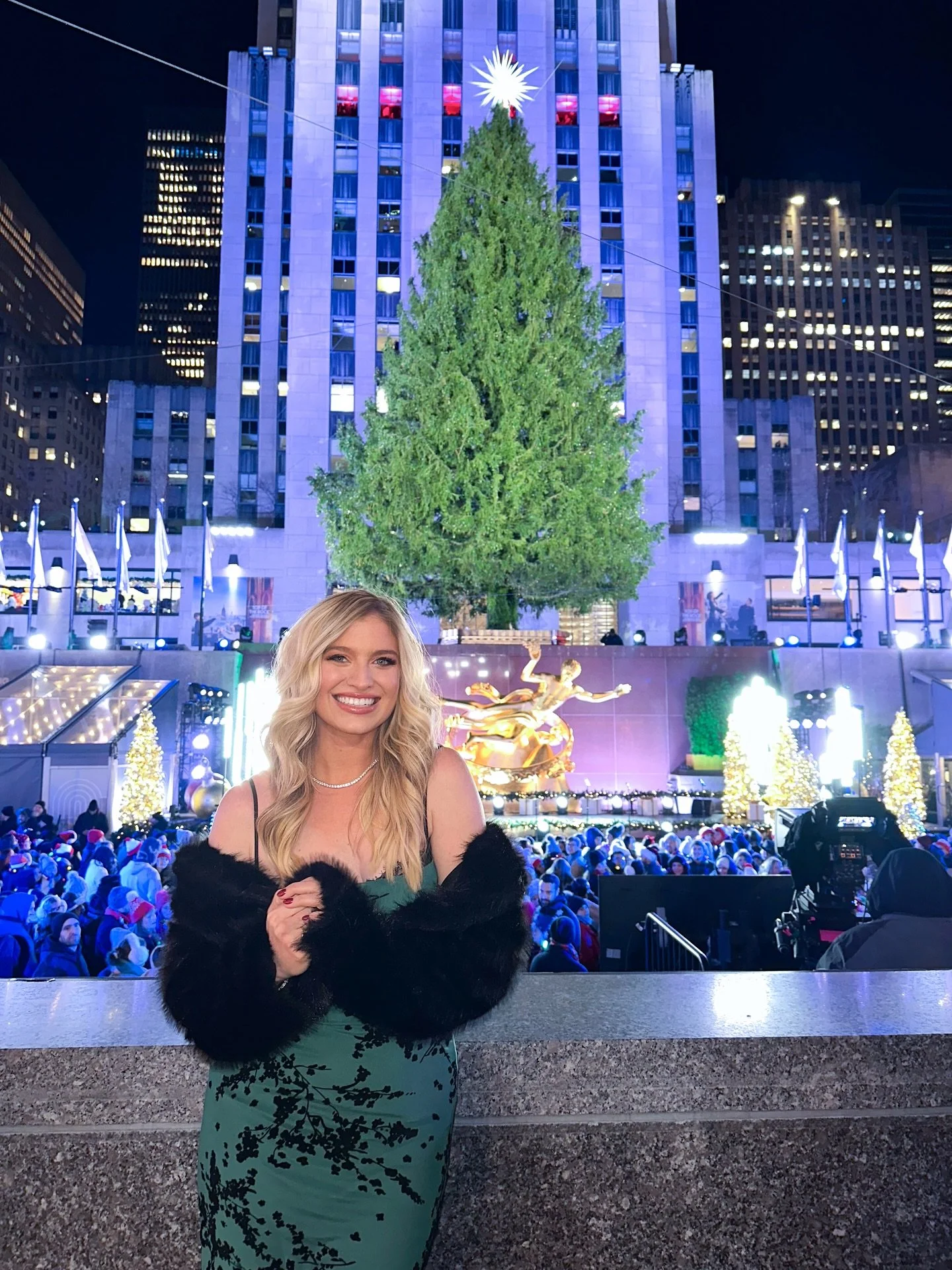 This never gets old🎄✨#christmasinrockefellercenter