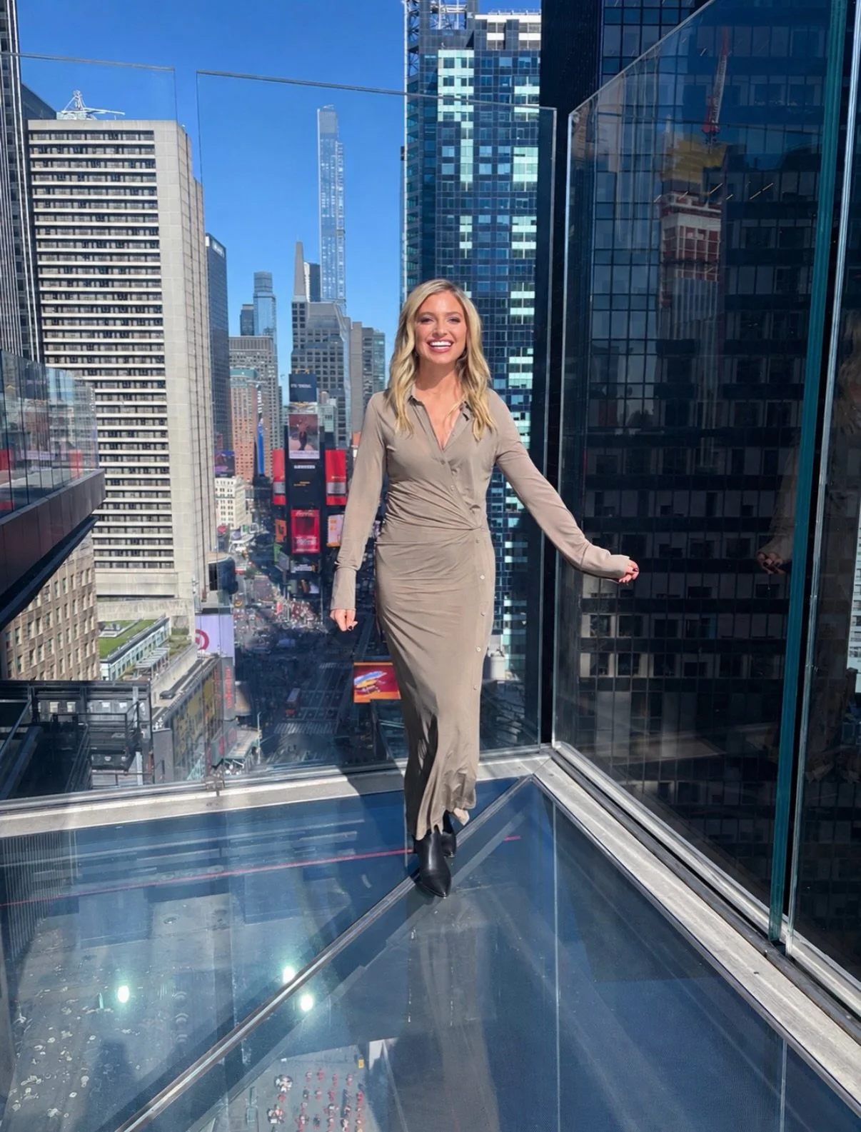 Interviews literally OVER Times Square (even though I kind of hate these glass floors 😱). Such a cool venue to talk to this talented duo about their new musical @conversationmusical #timessquarenyc #nyctodolist #broadway #broadwayinterviews
