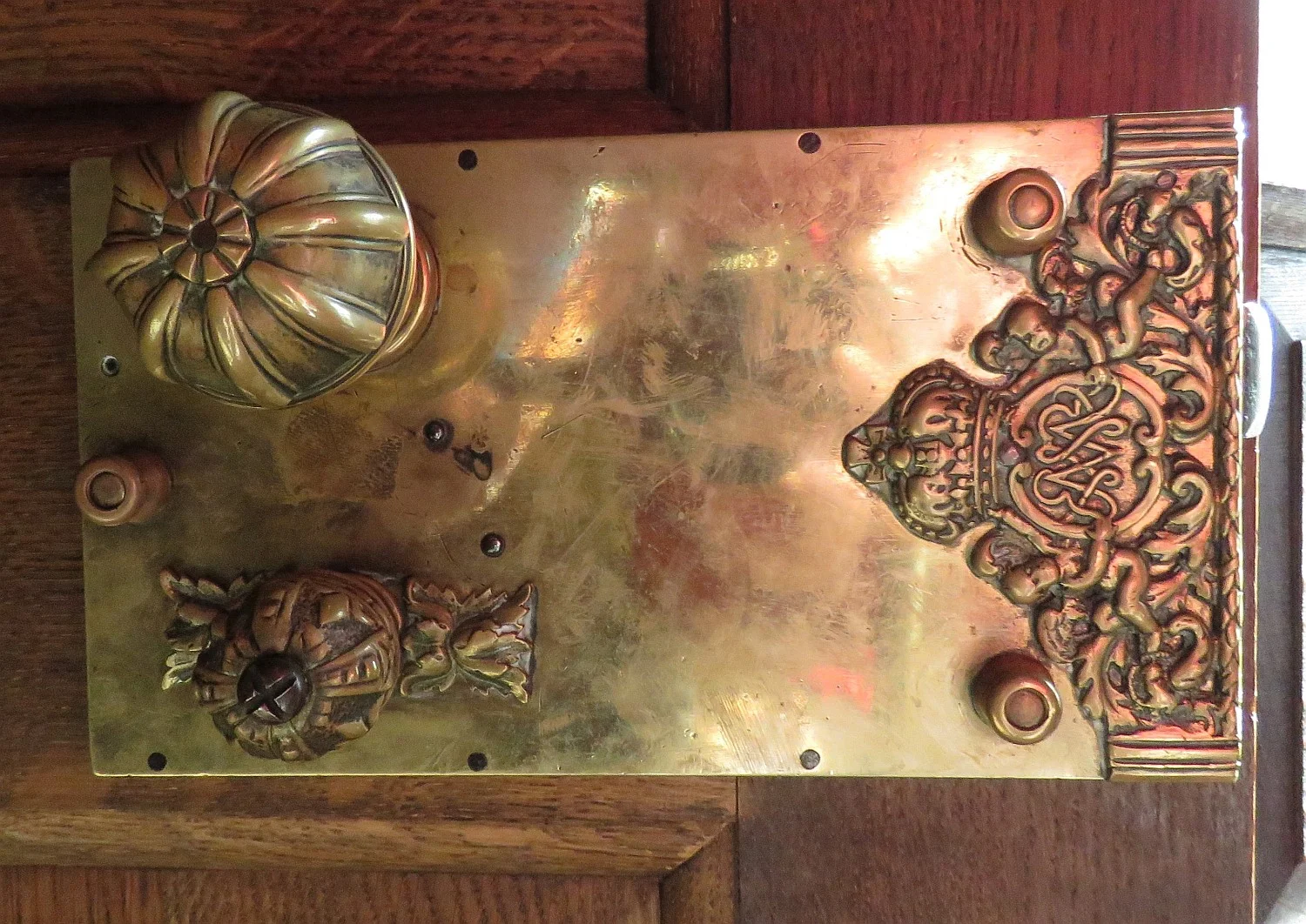 Door handle with monogram of William and Mary.