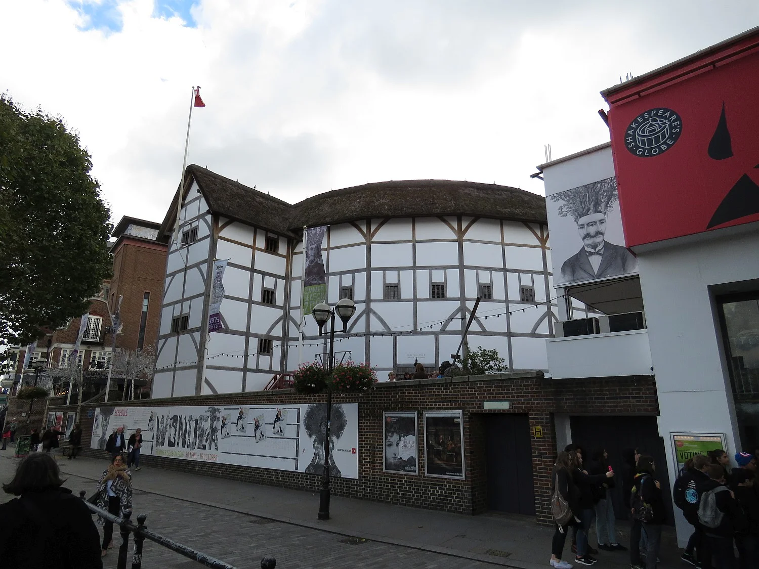 Approaching Shakespeare's Globe