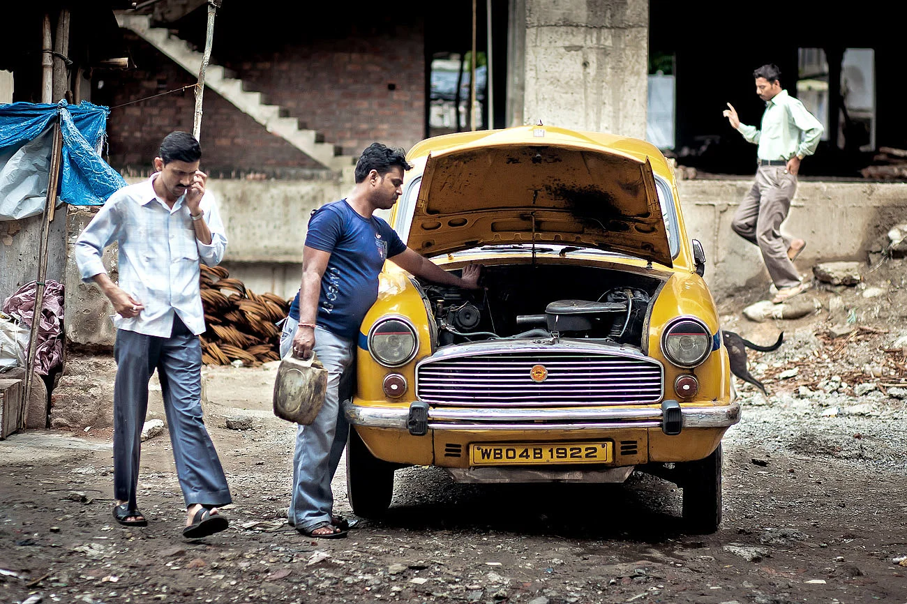 People in front of a decaying building in the city center - Kolkata, West Bengal, India