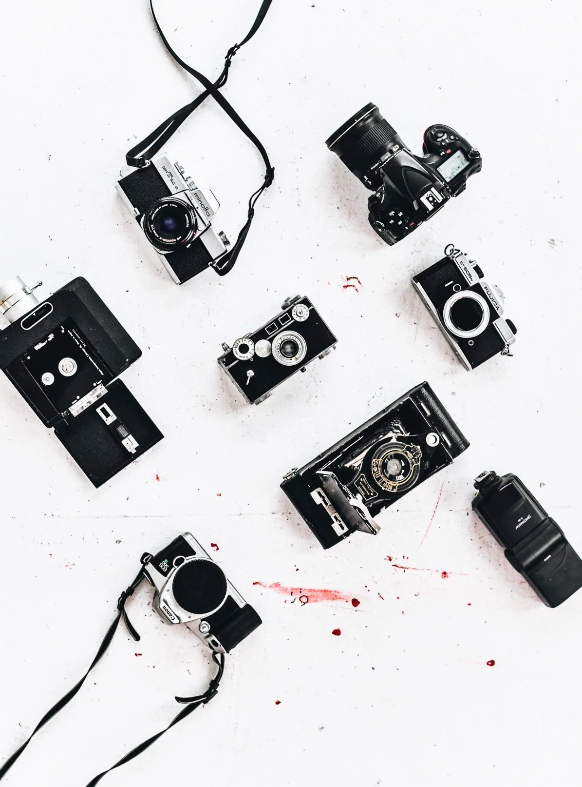  About the space   Expose White Brick Wall    Spacious Lounge Area     500+ Square Feet     Beautiful natural light    Freight elevator    2x Profoto B1 Heads &amp; Silver Soft Light Surround    4x C-Stands &amp; 2x Light Stands    QSC Speakers    Mu