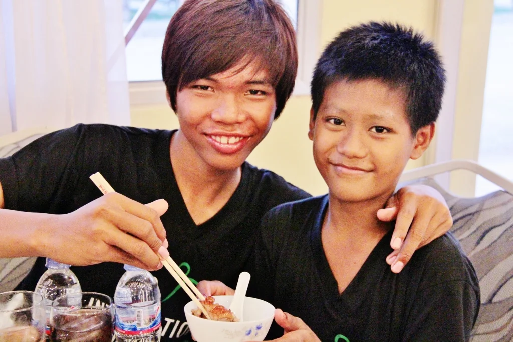 Phea and Virek enjoying a meal together.
