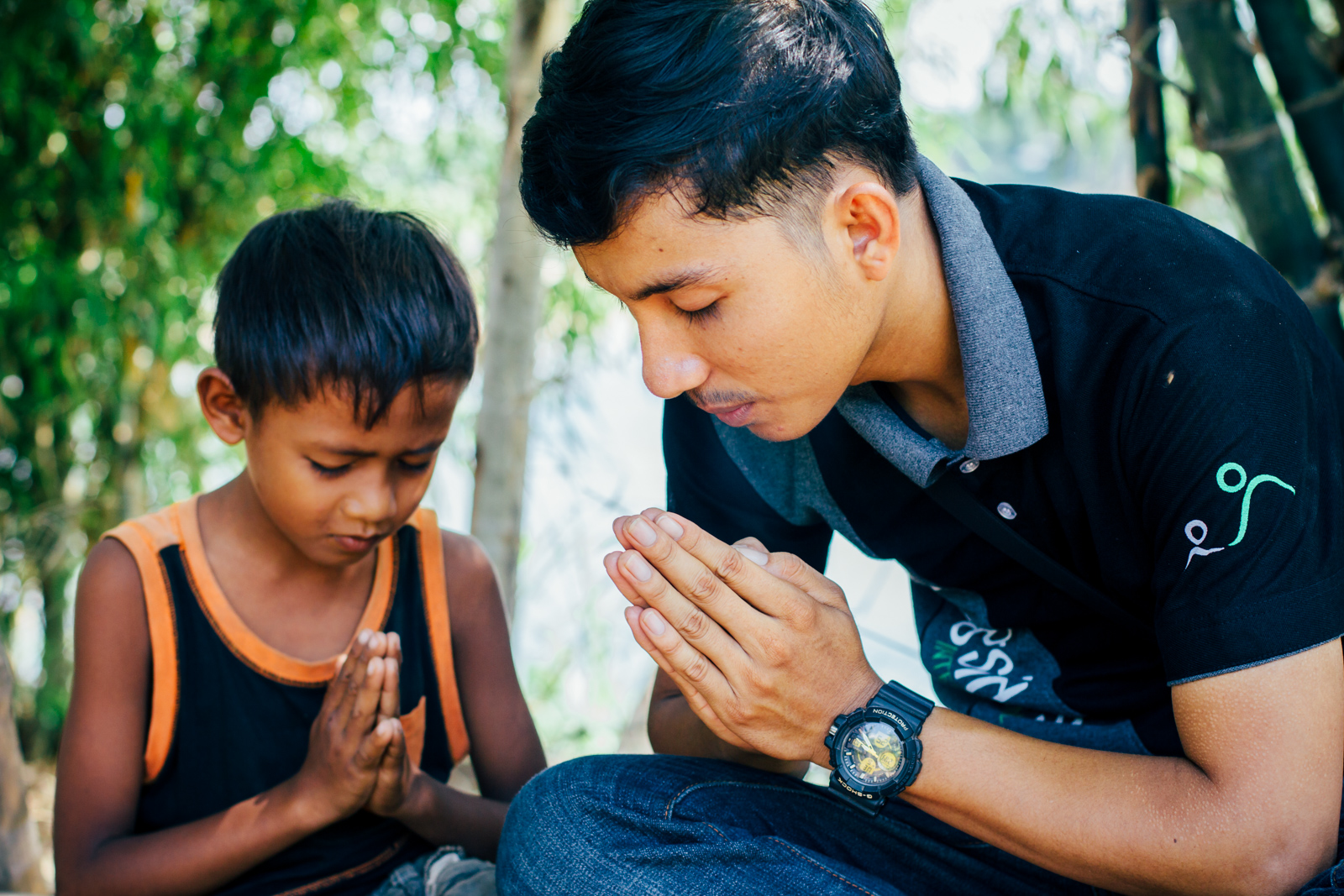 Darath praying with his "little brother" Suey Kong