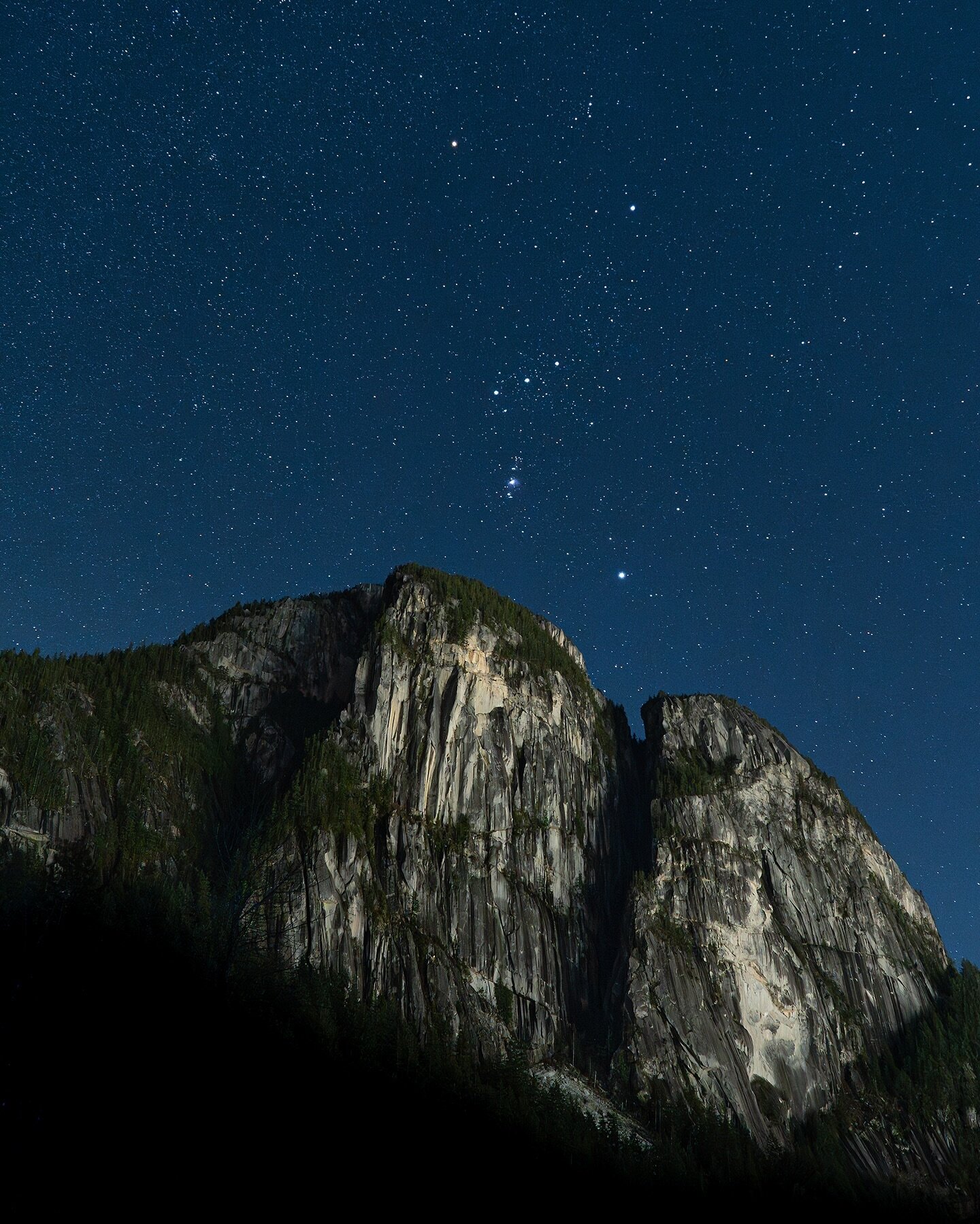 Orion dancing on the Chief!

Finally, after nearly a month of overcast skies or rain/snow, Squamish gifts us with unseasonably dry and warm weather. 🌤️ This shot has been brewing in my mind for some time. Patience was key, but as the skies cleared, 