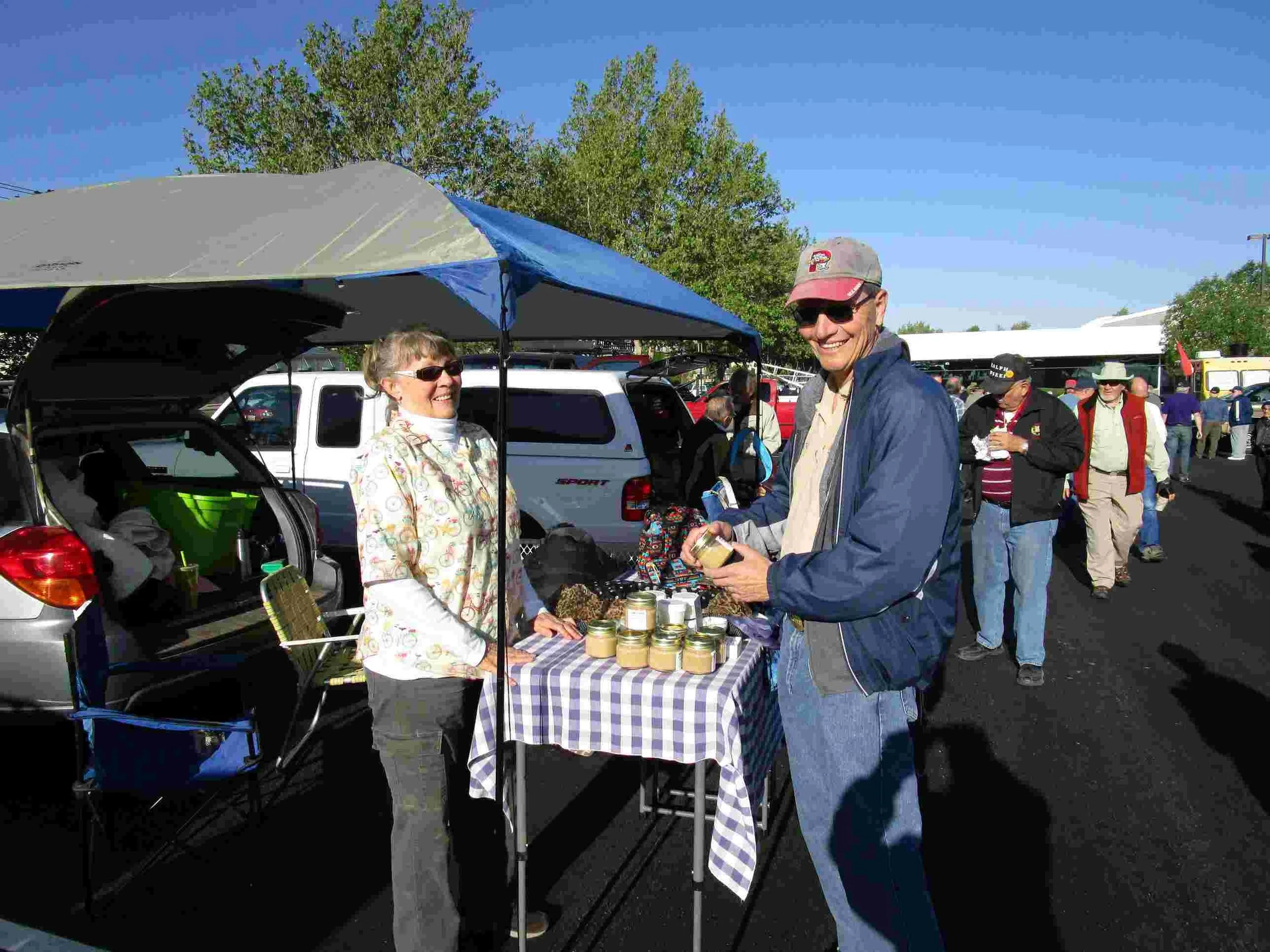 Apr'15 Tailgate_sm_07.jpg