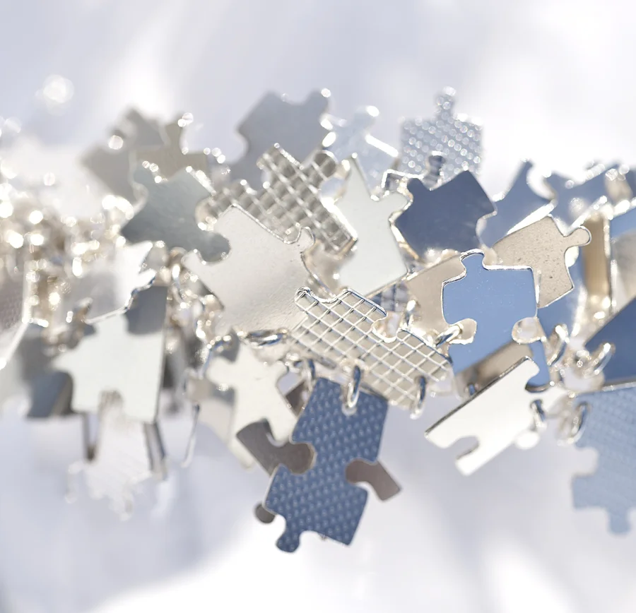 Detaljbilde av armbåndet "Life is a Puzzle"