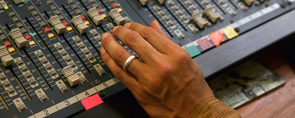 Behind-The-Scenes-Soundboard-6d1a2464-1000.jpg