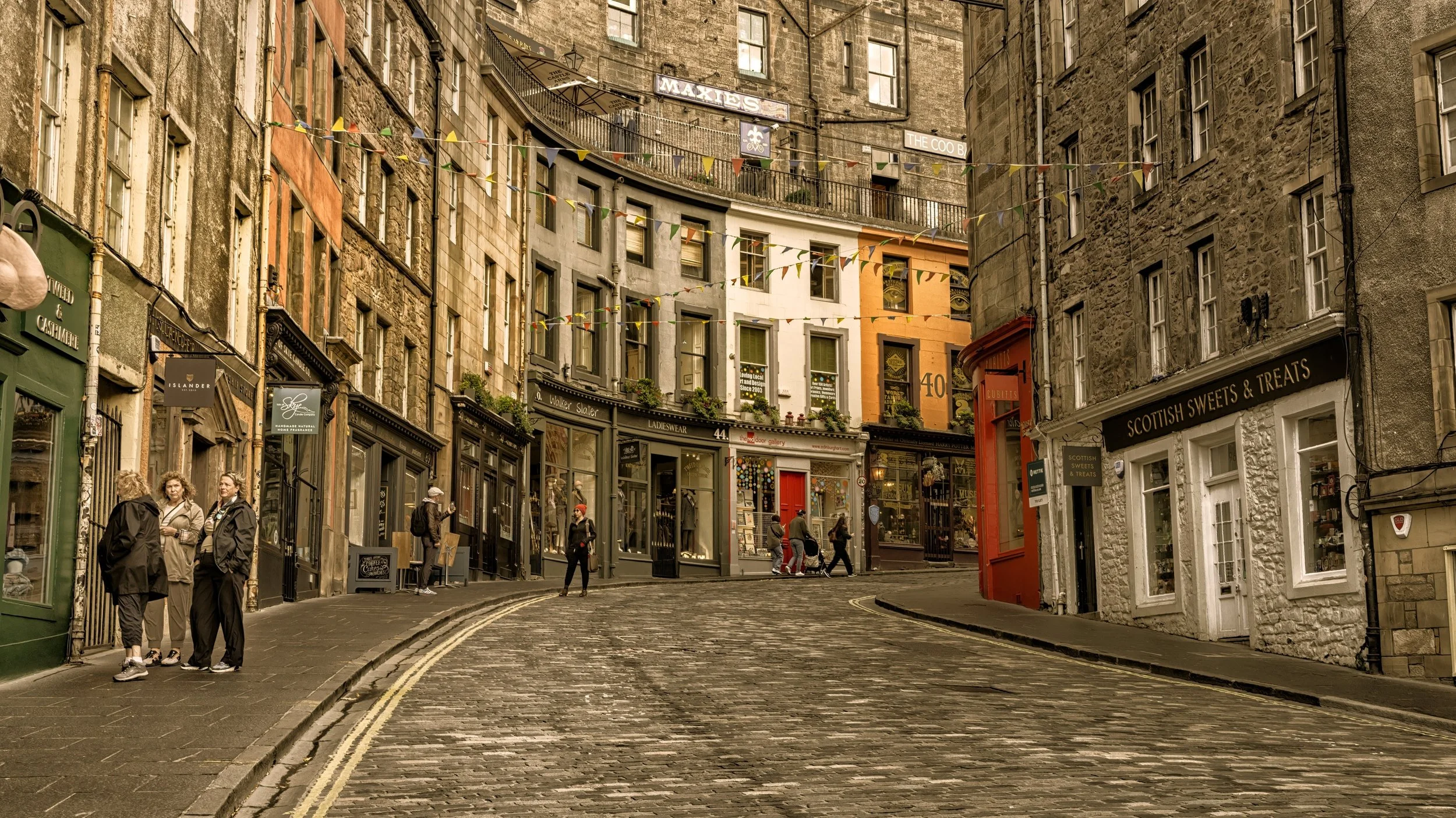 25 David Munro, EFIAP FAPS Victoria Street 07 Colour Print.jpg