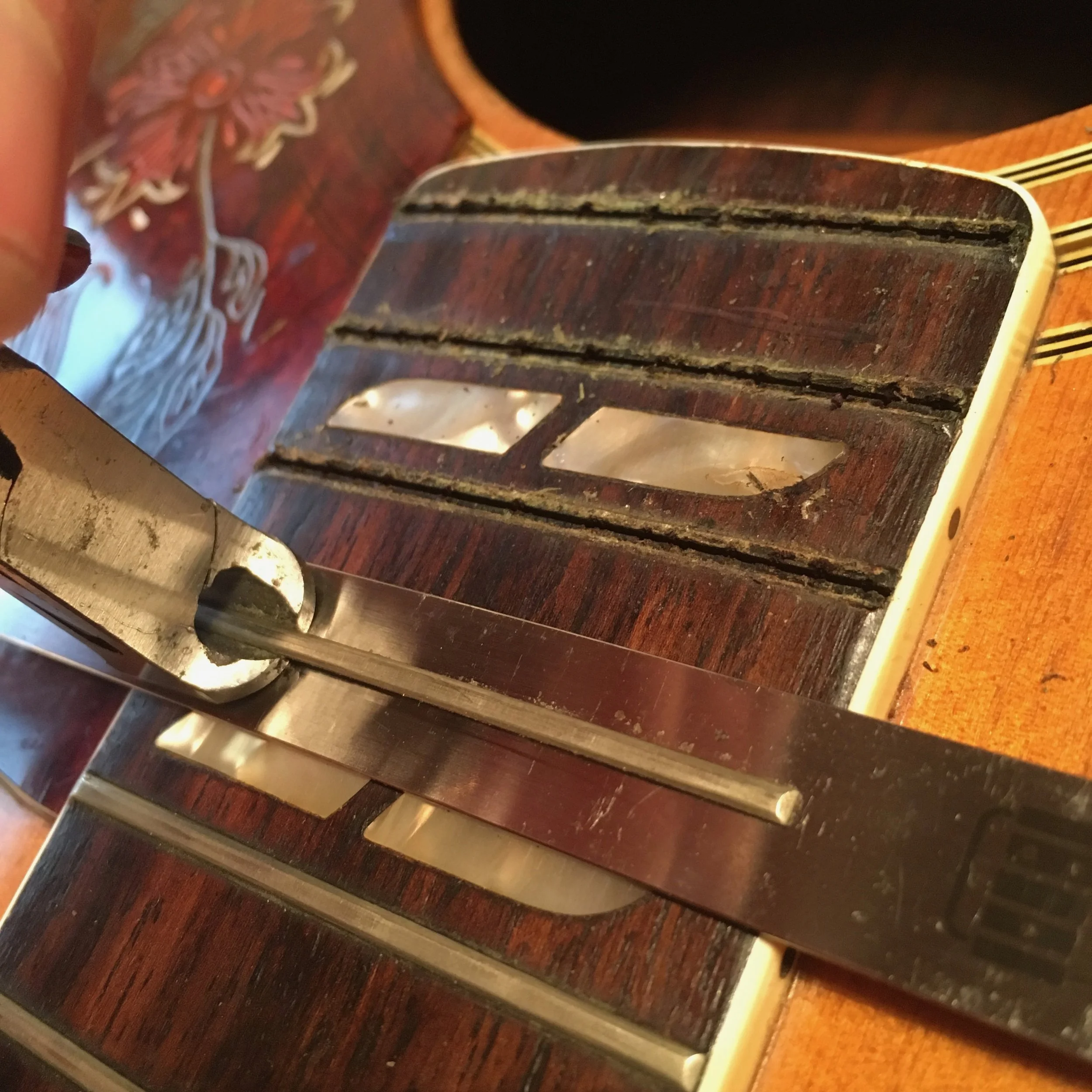 Fret removal with a chip stopper 