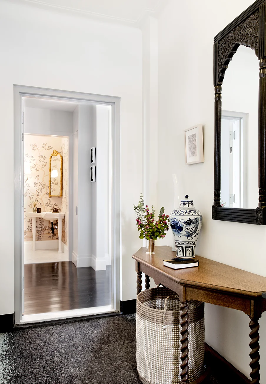 WHIW78_PAMELADAILEYDESIGN-ENTRY-RUG-FOYER-TABLE-VINTAGE.jpg