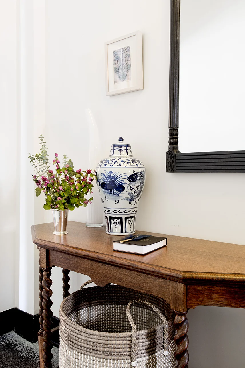 WHIW78_PAMELADAILEYDESIGN-FOYER-TABLE-MIRROR-ENTRY.jpg