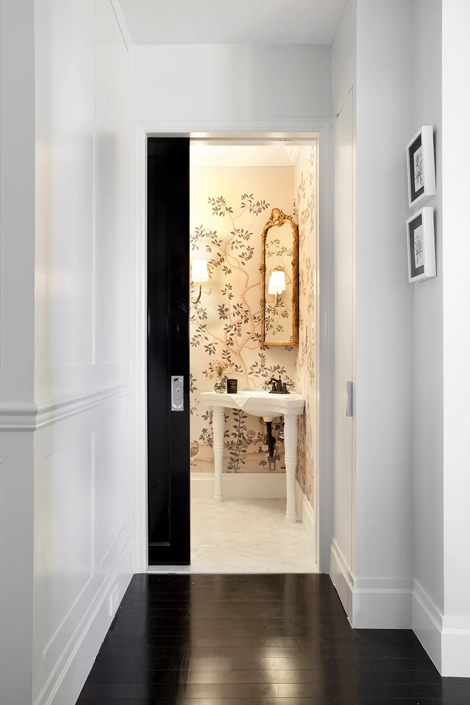 WHIW78-PAMELADAILEYDESIGN_POWDER-ROOM-BLACK-GLOSSY-DOORS-BLACK-FLOORS.jpg