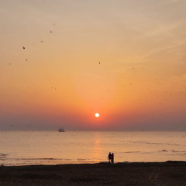 Crazy hot - 39 degrees in our little beach house - but the sunset is spectacular 
#beachlovers #sunset #warmterecord #julianadorp #silhouette #sailing #seaside #summer #beachlife #hollandsekust