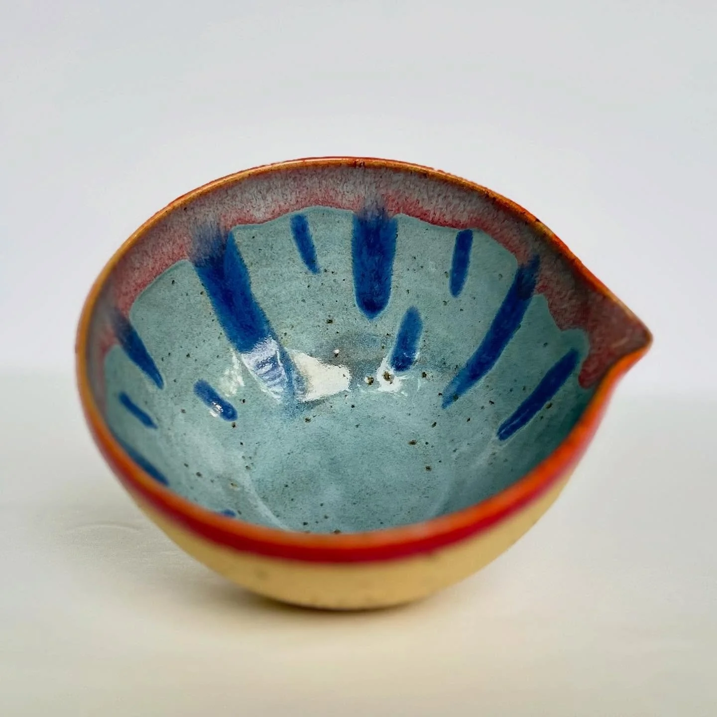 A tiny bowl with a pour spout for salad dressings, dips and more. 

#wheelthrown #ceramicstudio #ceramicartist #potterylove #wheelthrownceramics #spectrumglazes #functionalceramics