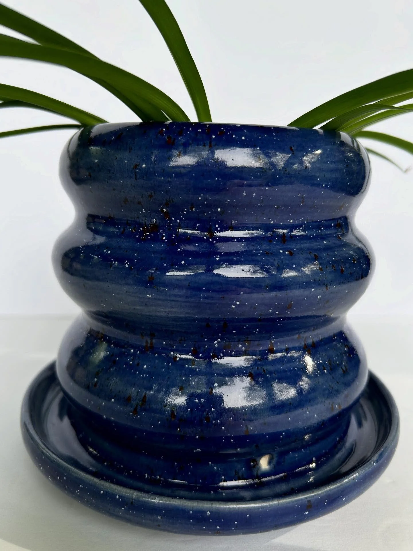Curves are in 🍭 (always).

A curvy pot with built-in drainage and tray for all you #plantparent people. 

#handmade #wheelthrownceramics #wheelthrown #ceramicartist #ceramicstudio #plantpots #potterylove