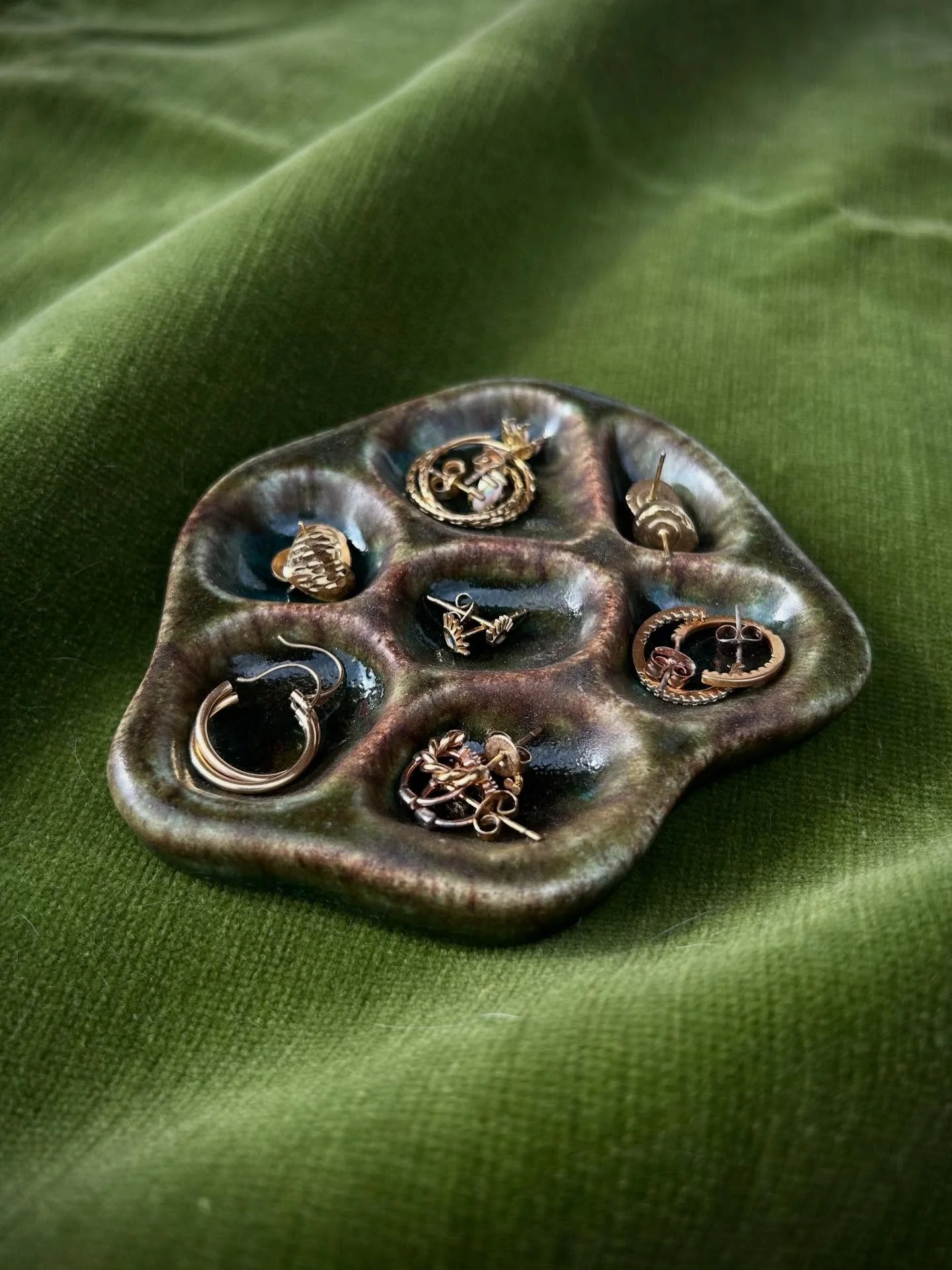 A jewelry holder for all your pretties ✨💎

Separate compartments keep everything organized! Would you use this for your jewelry? 

#handmade #ceramic #ceramicstudio #functionalpottery #handbuilding #spectrumglazes