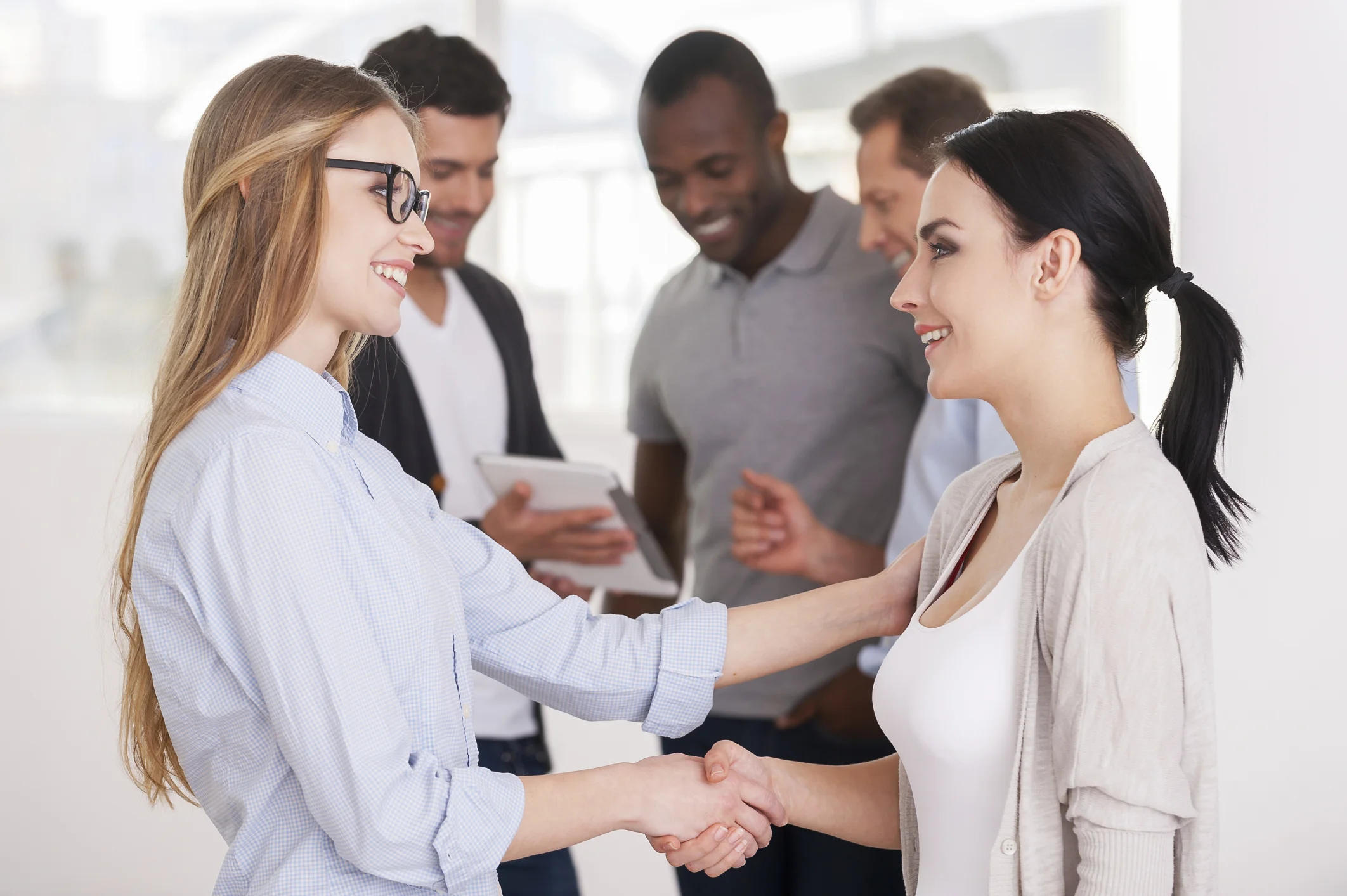 Непонимание в общении. Беседа двух мужчин. Трясет при общении с людьми. Трясет при общении с людьми. Ссора друзей.