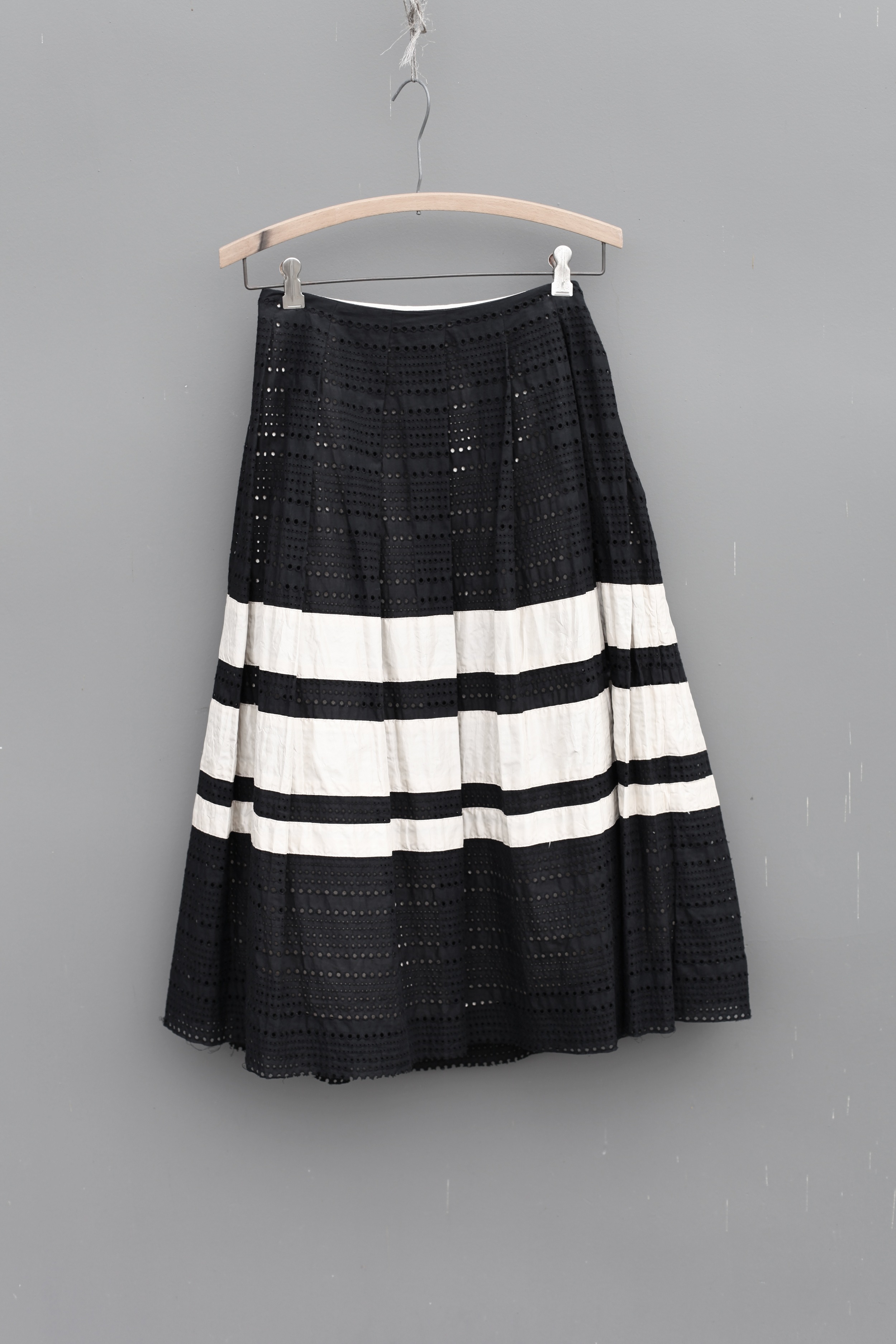 #1009 pleated skirt/eyelet