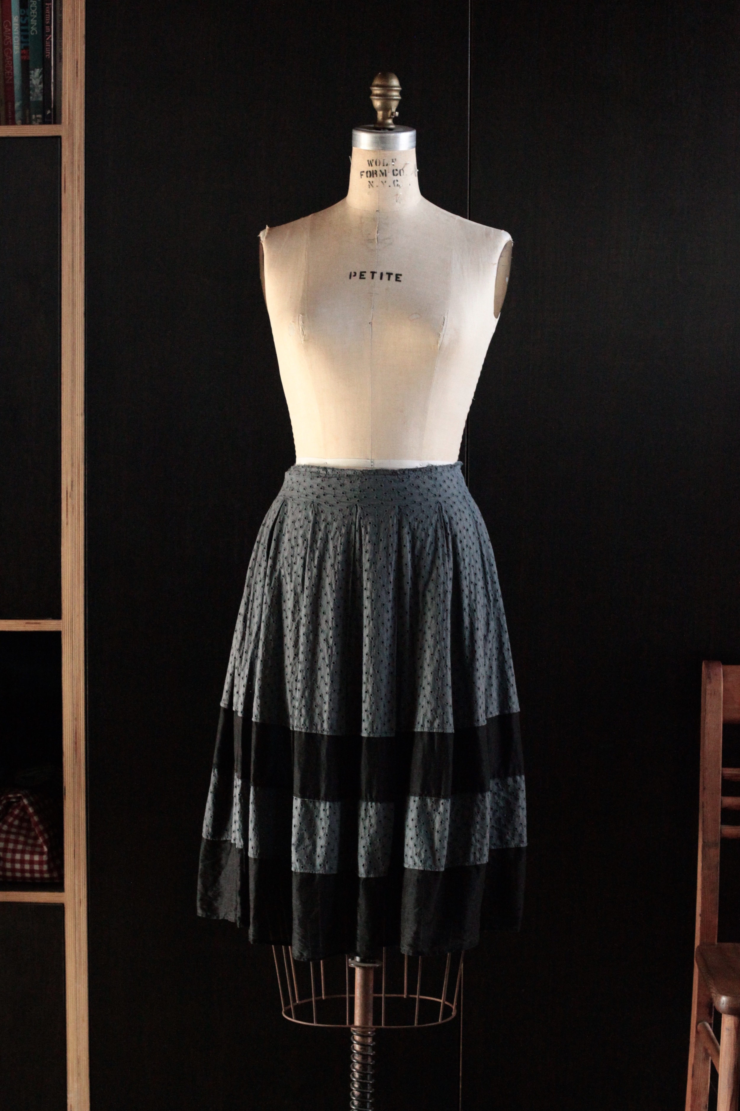 #1009 pleated skirt/eyelet