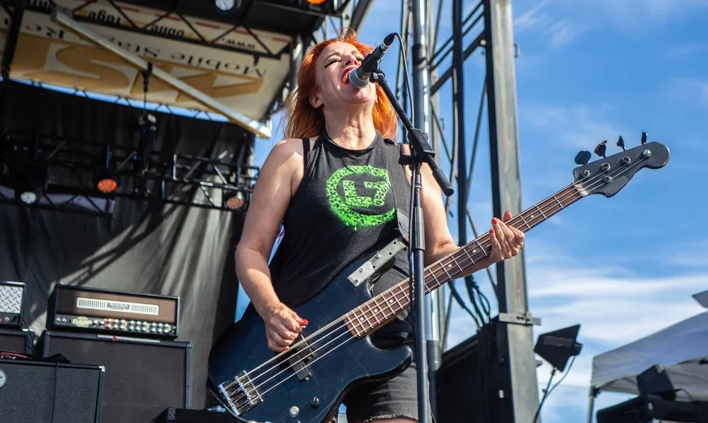 Jennifer Finch, L7 Bassist, Dies at 59