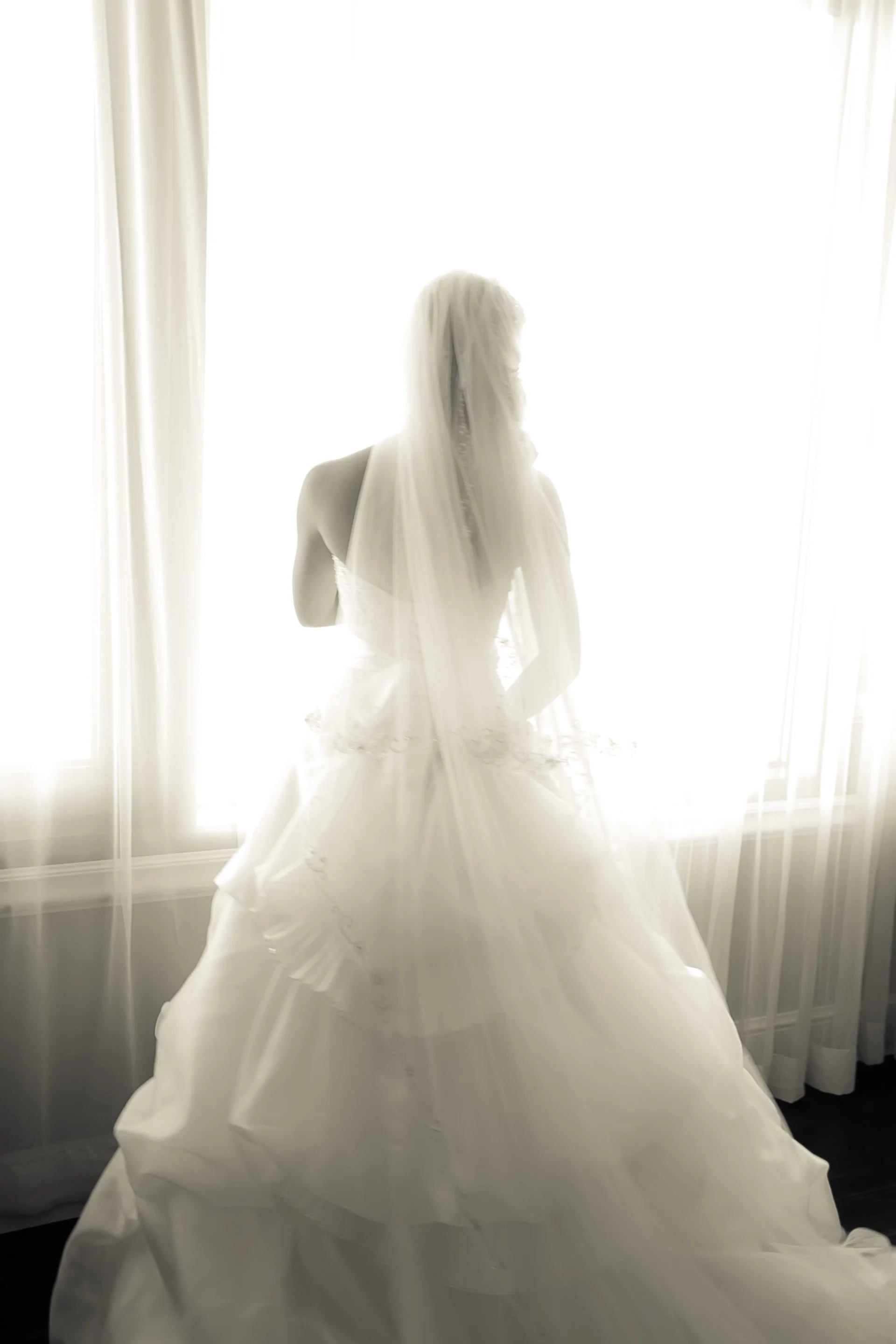 four seasons westlake village, bride, bridal portraits, los angeles wedding venues, los angeles wedding photography, chris holt photography, bridal portrait, silhouette, bridal prep