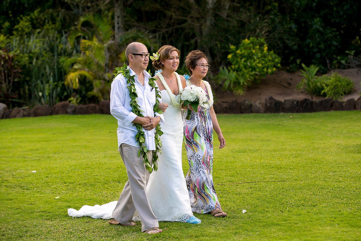 oahu wedding photography, chris holt photography, wedding, love, beach, north shore, hawaii, loulu palm estate, private estate