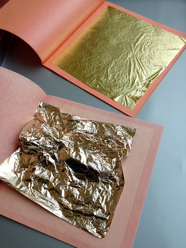 Verre églomisé 1: The gilding of metal leaf on to the reverse of glass. Booklets of loose gold leaf.