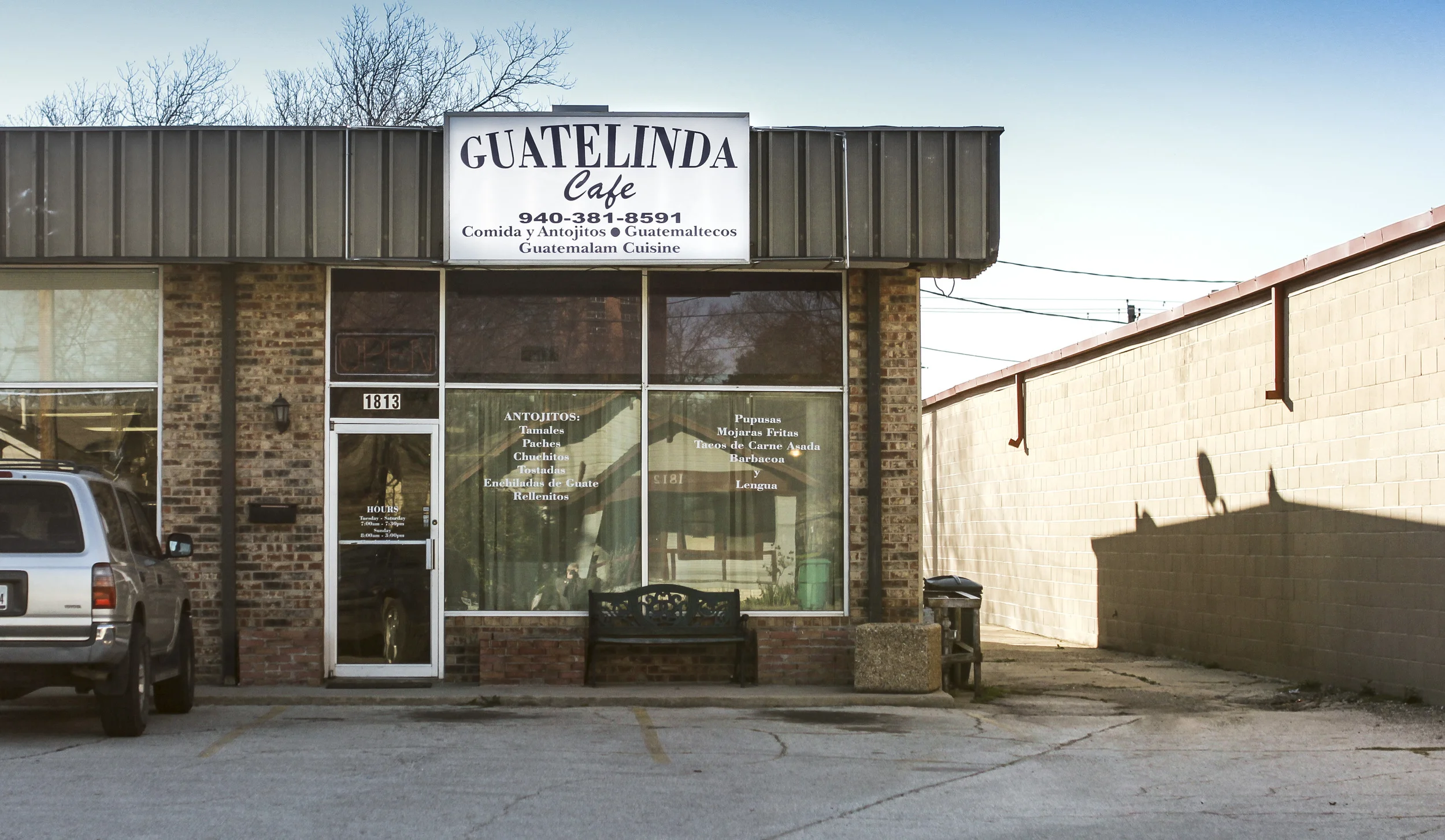 The outside of Guatelinda Cafe.