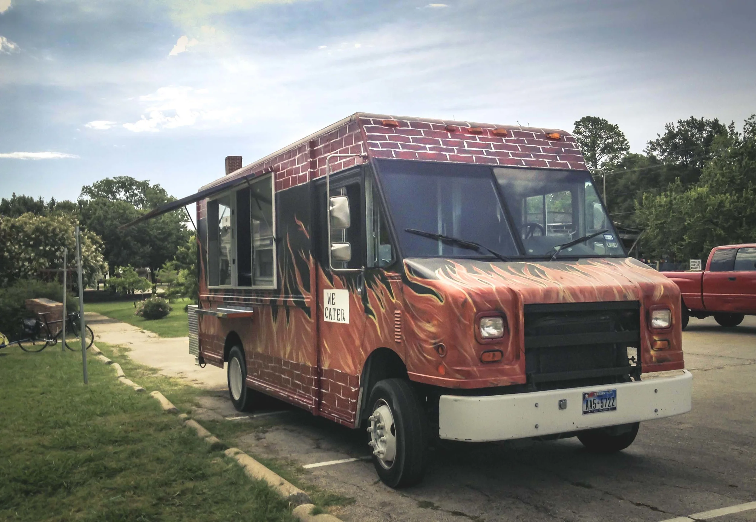Denton is slowly but surely getting our fair share of food trucks. One of the newer ones, Kendrick's BBQ, was out at the Denton Community Market this past Saturday. Have you had a chance to check them out yet? 