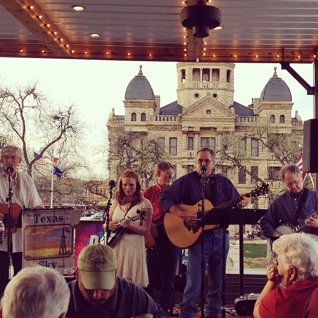 Burgers and bluegrass Friday evening. Photo by Courtney Craggett.