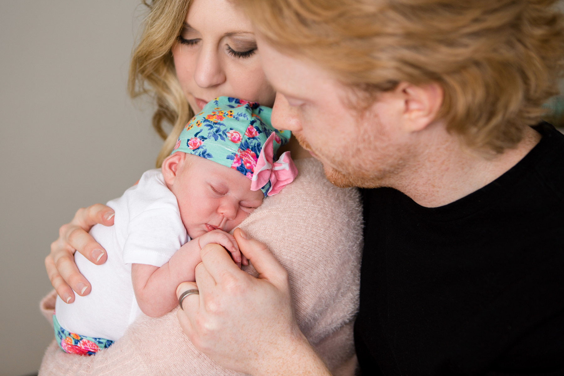 best_newborn_photographer_Moore_cuddles_lifestyle.jpg