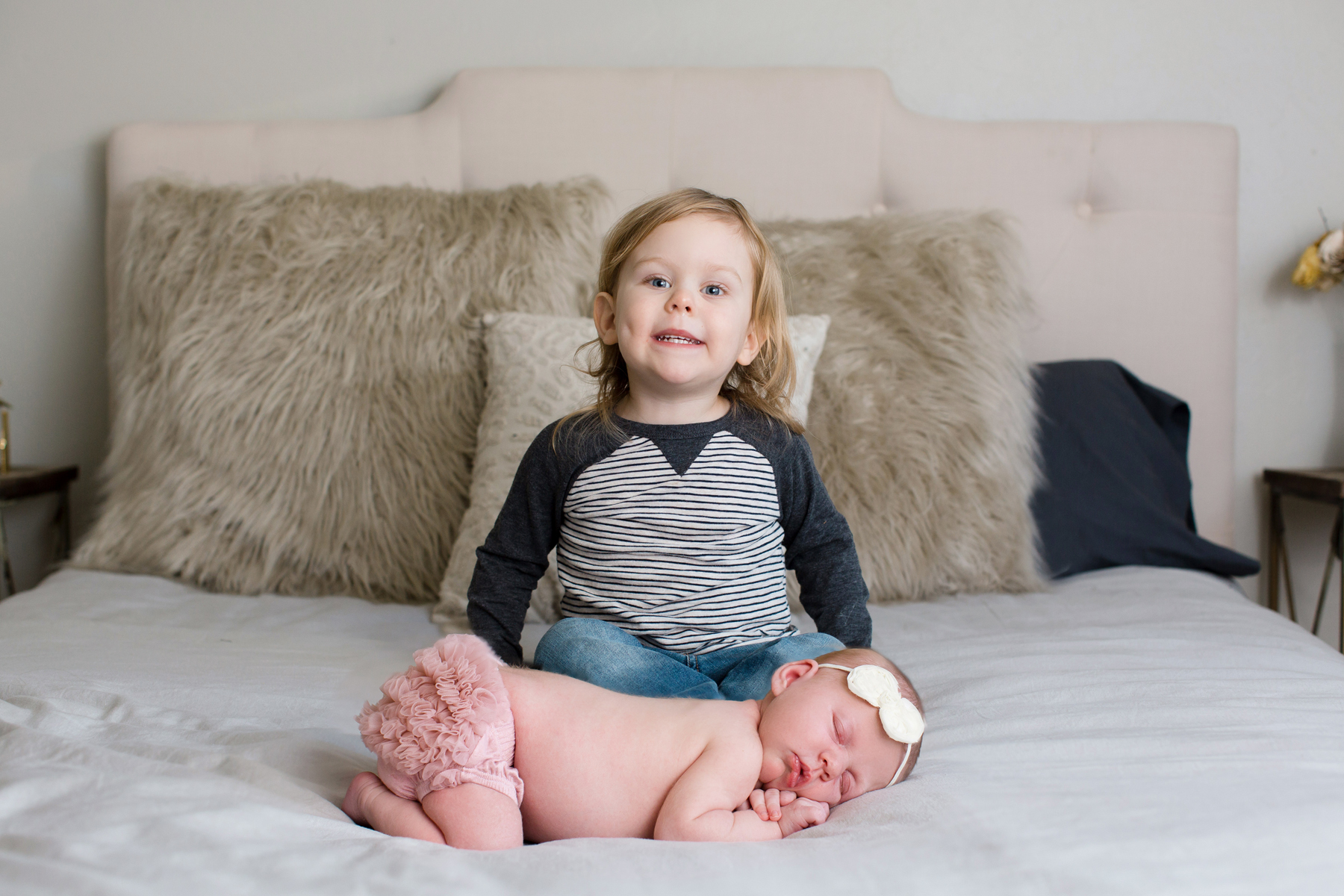siblings_newborn_best_family_photographer_studio.jpg