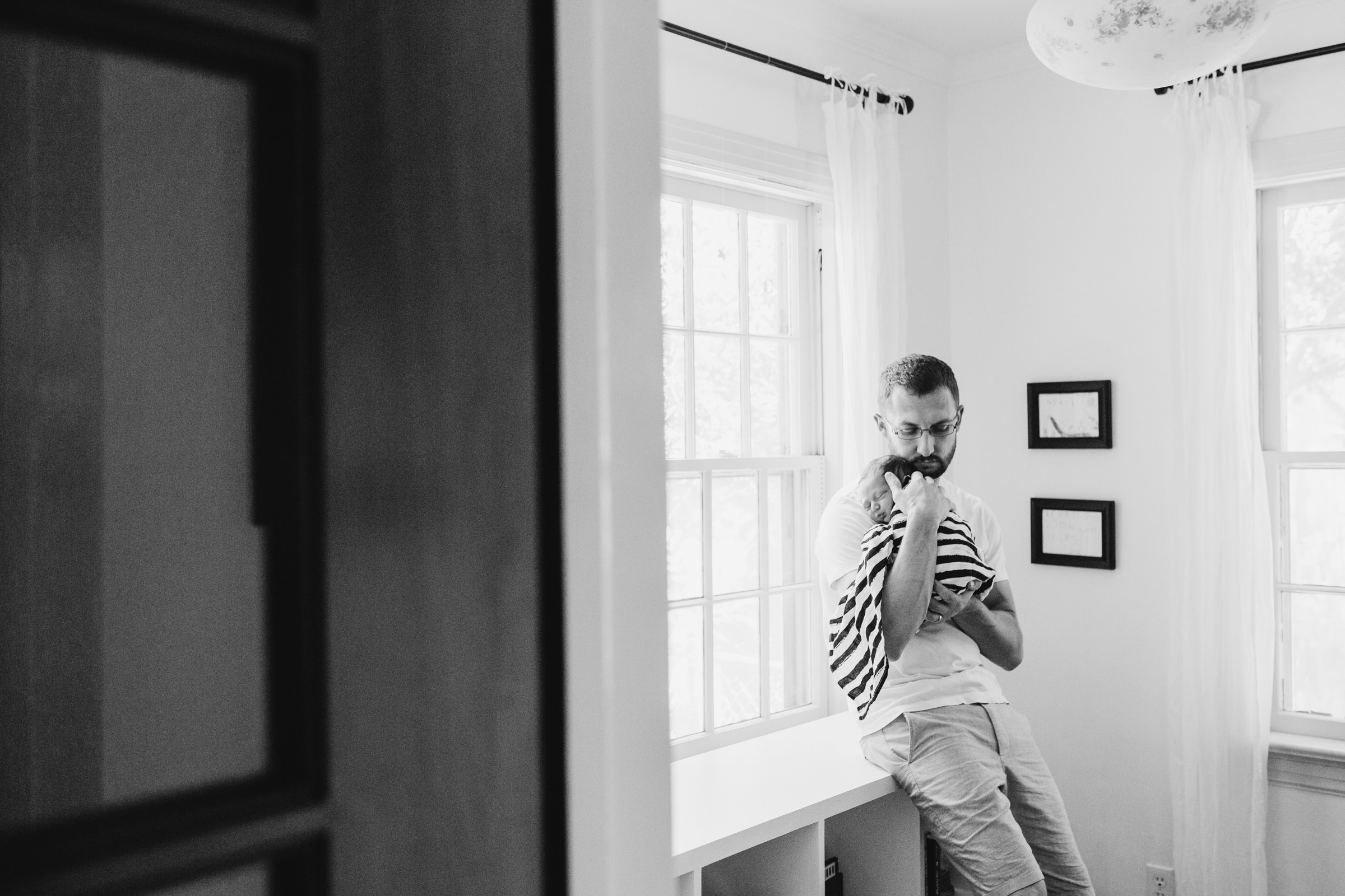 natural_newborn_photographer_Edmond_in_home_lifestyle_father.JPG